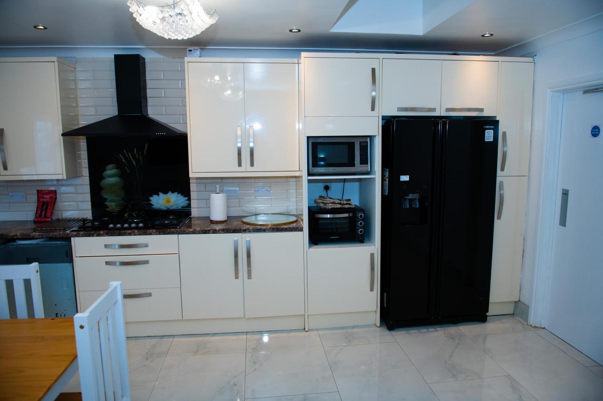 Newly Refurbished - Affordable Four Bedroom Semi-Detached House Near Luton Airport And Luton Hospital Εξωτερικό φωτογραφία