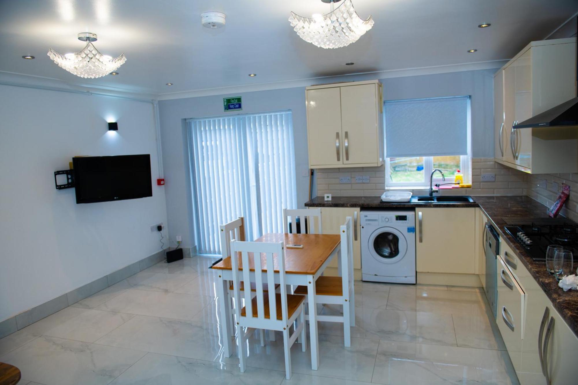 Newly Refurbished - Affordable Four Bedroom Semi-Detached House Near Luton Airport And Luton Hospital Εξωτερικό φωτογραφία