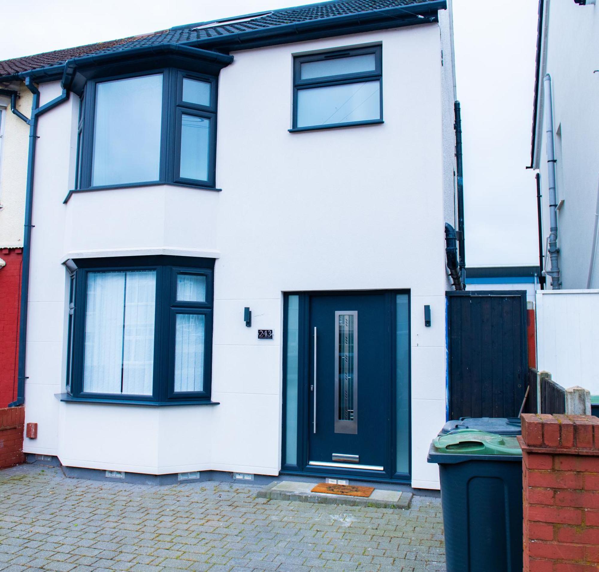 Newly Refurbished - Affordable Four Bedroom Semi-Detached House Near Luton Airport And Luton Hospital Εξωτερικό φωτογραφία