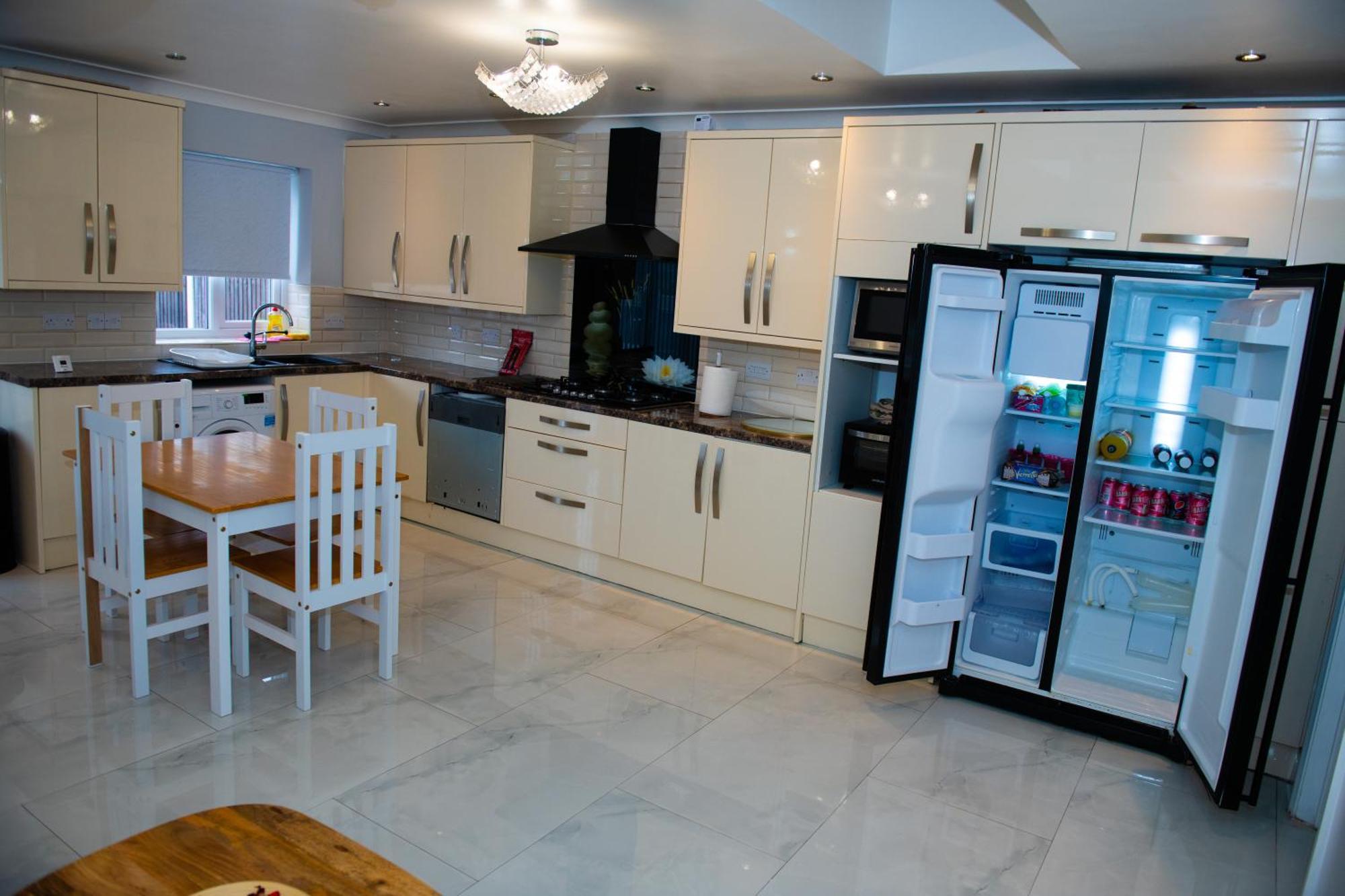 Newly Refurbished - Affordable Four Bedroom Semi-Detached House Near Luton Airport And Luton Hospital Εξωτερικό φωτογραφία