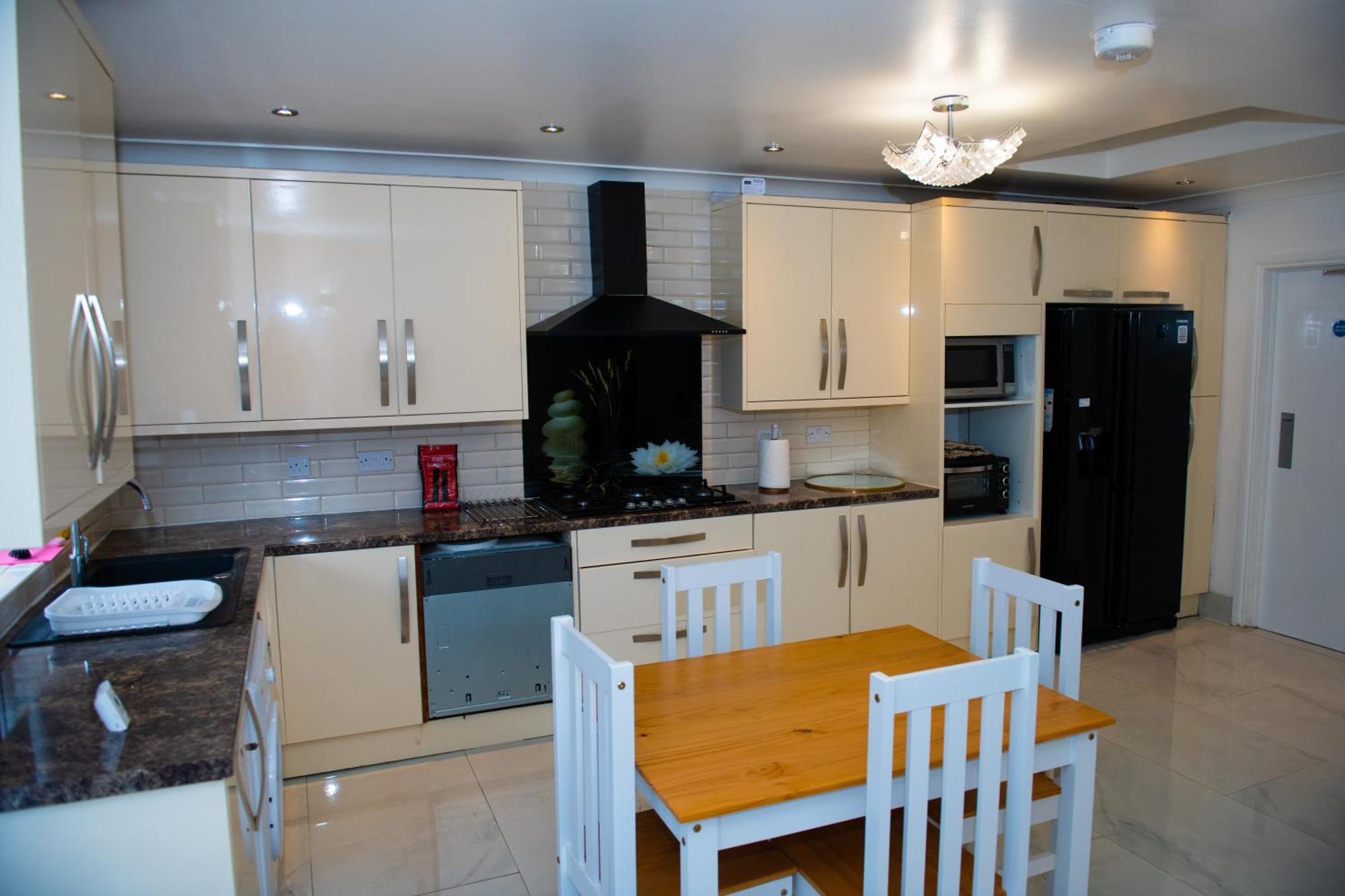 Newly Refurbished - Affordable Four Bedroom Semi-Detached House Near Luton Airport And Luton Hospital Εξωτερικό φωτογραφία