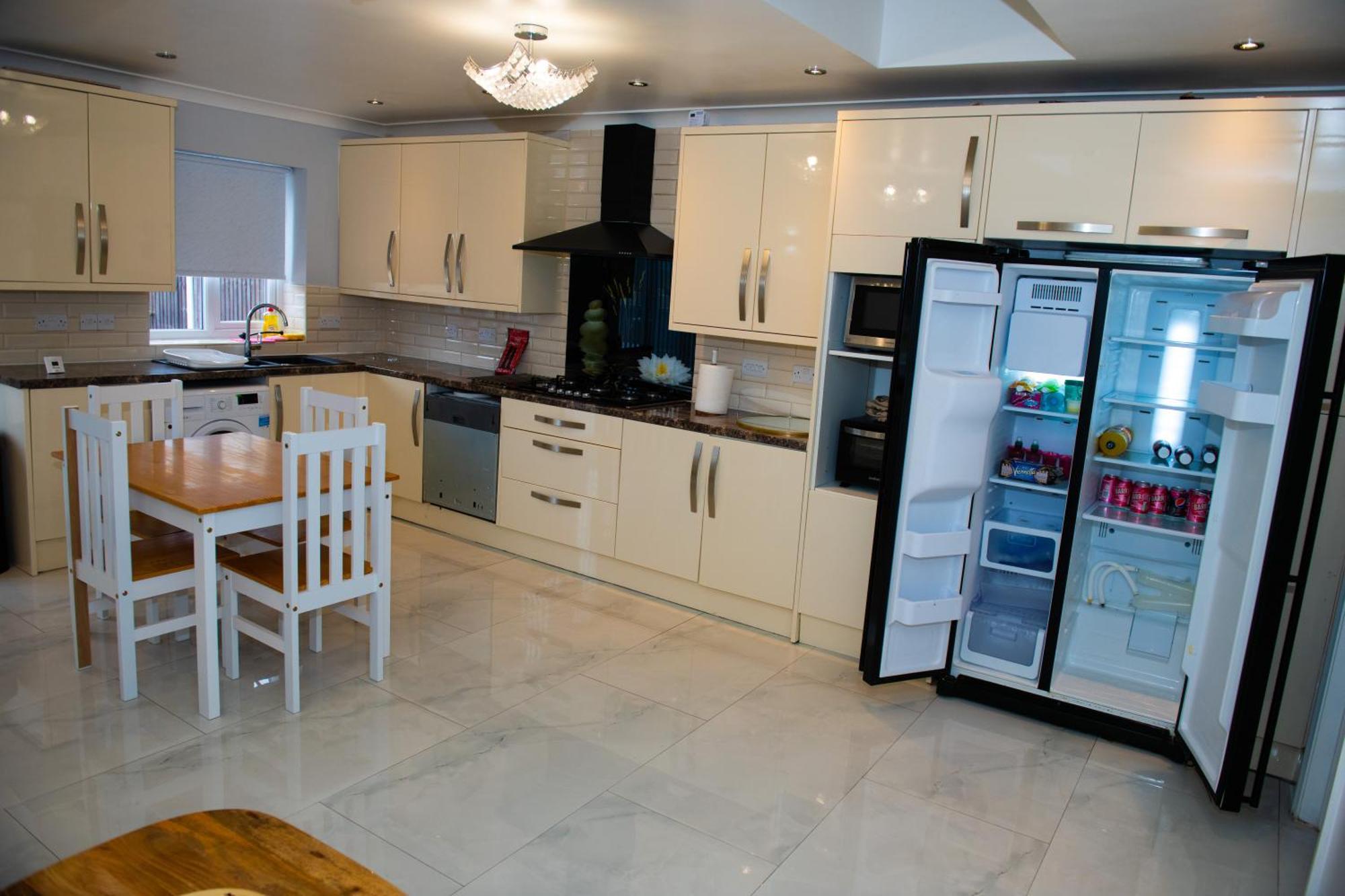 Newly Refurbished - Affordable Four Bedroom Semi-Detached House Near Luton Airport And Luton Hospital Εξωτερικό φωτογραφία